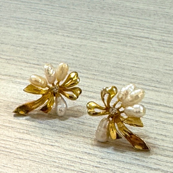 Genuine Pearl & Rhinestone Gold Stud Earrings Bridal Vintage AVON - Picture 1 of 3
